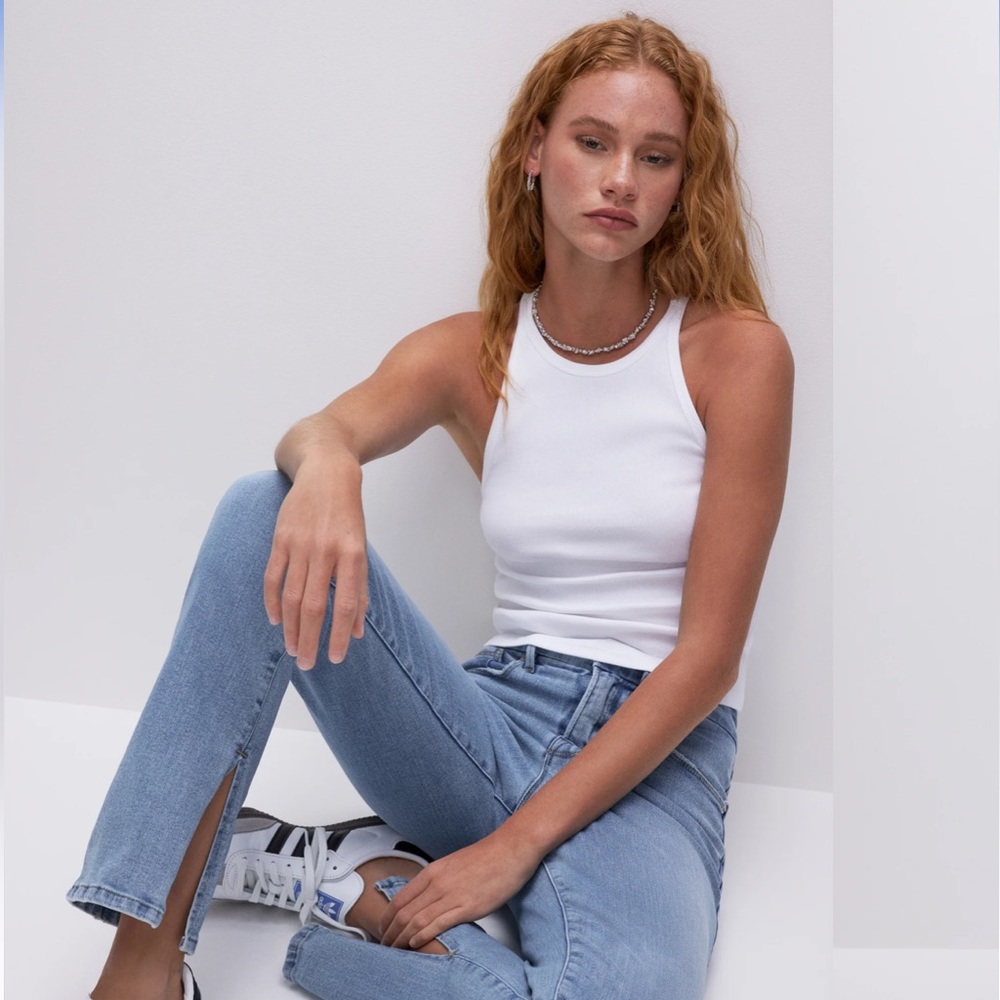 Good American Jeans size 0/25. 32” inseam. Worn once. Too small for me.